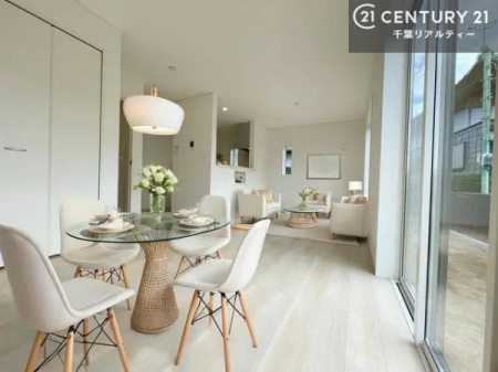 ���r���O �Ƌ��CG�p�[�X�ł��B�J�����̂���L�XLDK�I�\�t�@�[��_�C�j���O�e�[�u����u���Ă������ɂȂ�Ȃ��̂ŉ��K�ɉ߂����܂��I�R�~���j�P�[�V���������₷�����r���O�ł��I