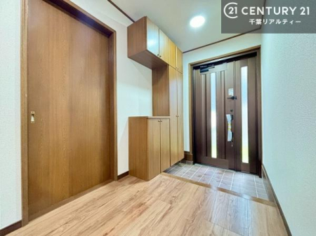 ���� �V���[�Y�{�b�N�X�t���B���ւ��Еt�����|�������₷���ł��I
�X�b�L���������ւŌ˂��J�����u�ԁA�������̂���S�n������Ԃ��o�}���Ă���܂��B