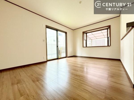 ���r���O �J�����̂���L�XLDK�I�\�t�@�[��_�C�j���O�e�[�u����u���Ă������ɂȂ�Ȃ��̂ŉ��K�ɉ߂����܂��I�R�~���j�P�[�V���������₷�����r���O�ł��B