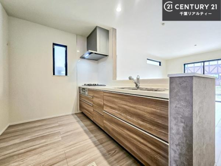 �L�b�`�� ��l�C�̑Ζʎ��V�X�e���L�b�`�����̗p���Ă��܂��I���Ƒ��̃R�~���j�P�[�V���������R�Ƒ�����݌v�ł��B
���q�l�ɂ��ڂ��͂��̂Ŋ������ł��ˁB�L�X�g���ĉ��K�ɍ�Ƃ��i�݂܂��B