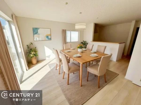 ���r���O �Ƌ��CG�p�[�X�ł��B�J�����̂���L�XLDK�I�\�t�@�[��_�C�j���O�e�[�u����u���Ă������ɂȂ�Ȃ��̂ŉ��K�ɉ߂����܂��I�R�~���j�P�[�V���������₷�����r���O�ł��I