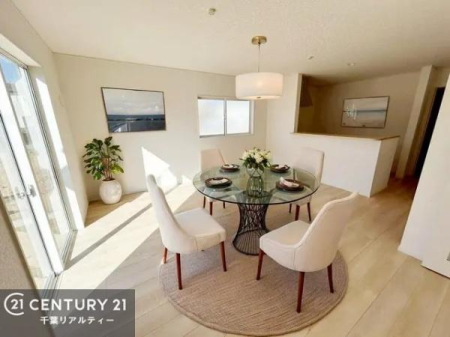 ���r���O �Ƌ��CG�p�[�X�ł��B�J�����̂���L�XLDK�I�\�t�@�[��_�C�j���O�e�[�u����u���Ă������ɂȂ�Ȃ��̂ŉ��K�ɉ߂����܂��I�R�~���j�P�[�V���������₷�����r���O�ł��I