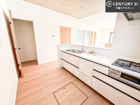 �L�b�`�� ��l�C�̑Ζʎ��V�X�e���L�b�`�����̗p���Ă��܂��I���Ƒ��̃R�~���j�P�[�V���������R�Ƒ�����݌v�ł��B
���q�l�ɂ��ڂ��͂��̂Ŋ������ł��ˁI�L�X�g���ĉ��K�ɍ�Ƃ��i�݂܂��B