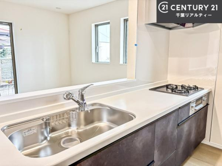 �L�b�`�� ��l�C�̑Ζʎ��V�X�e���L�b�`�����̗p���Ă��܂��I���Ƒ��̃R�~���j�P�[�V���������R�Ƒ�����݌v�ł��B
���q�l�ɂ��ڂ��͂��̂Ŋ������ł��ˁI�L�X�g���ĉ��K�ō�Ƃ��i�݂܂��B