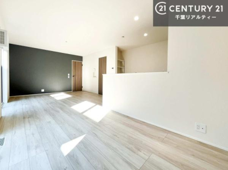 ���r���O �����������F�����œ��ꂳ�ꂽ���r���O�́A�O�̌�����Y�ꂳ���Ă���鉸�₩�ȋ�ԁB���炩�Ȍ����������݁A�Ƒ��ŉ߂������Ԃ��A��l�ł��낮�ЂƂƂ����A���R�ƐS���قǂ��Ă����܂��B