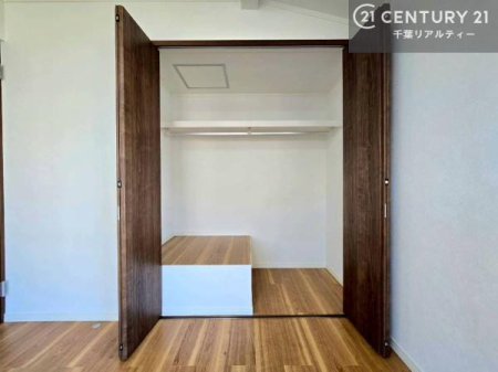 ���[ �e�����ɂ�������Ǝ��[������Ă���A�ߗނ�G�ߕ��A�����p�i�܂ŃX�b�L���Еt���܂��B