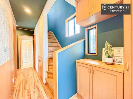 ���� �V���[�Y�{�b�N�X�t���B���ւ��Еt�����|�������₷���ł��I
�X�b�L���������ւŌ˂��J�����u�ԁA�������̂���S�n������Ԃ��o�}���Ă���܂��B