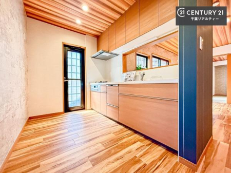 �L�b�`�� ��l�C�̑Ζʎ��V�X�e���L�b�`�����̗p���Ă��܂��I���Ƒ��̃R�~���j�P�[�V���������R�Ƒ�����݌v�ł��B
���q�l�ɂ��ڂ��͂��̂Ŋ������ł��ˁI�L�X�g���ĉ��K�ō�Ƃ��i�݂܂��B