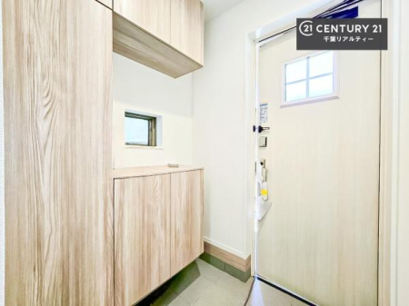 ���� �V���[�Y�{�b�N�X�t���B���ւ��Еt�����|�������₷���ł��I
�X�b�L���������ւŌ˂��J�����u�ԁA�������̂���S�n������Ԃ��o�}���Ă���܂��B