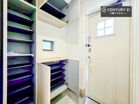 ���� �V���[�Y�{�b�N�X�t���B���ւ��Еt�����|�������₷���ł��I
�X�b�L���������ւŌ˂��J�����u�ԁA�������̂���S�n������Ԃ��o�}���Ă���܂��B