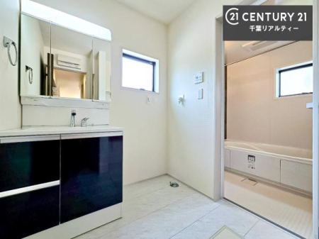 ���ʑ�E���ʏ� �O�ʋ��d�l�̐��ʏ��́A�g�����Ȃ݂����₷������I���͎��[�ɂȂ��Ă��܂��B�h���C���[�₨���ϓ����Еt������̂Ő��ʑ������X�b�L���ƌ����邱�Ƃ��o���܂��I