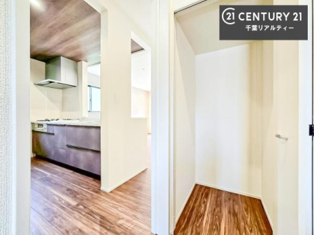 �L�b�`�� ���[�X�y�[�X���[�����Ă���A�L�b�`���܂�����������ƕۂ��Ȃ���A�L�X�Ƃ��������X�y�[�X���m�ہB���K�ȍ�Ɗ��ŁA�����̂����������X���[�Y�ɂ͂��ǂ�܂��B