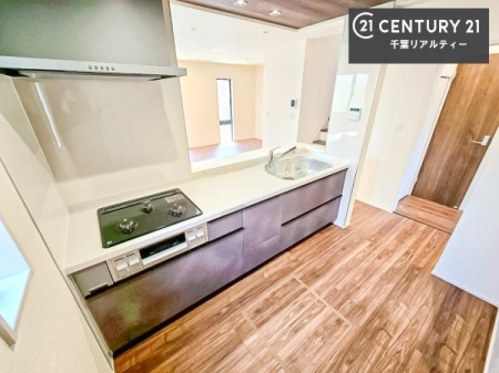 �L�b�`�� ��l�C�̑Ζʎ��V�X�e���L�b�`�����̗p���Ă��܂��I���Ƒ��̃R�~���j�P�[�V���������R�Ƒ�����݌v�ł��B
���q�l�ɂ��ڂ��͂��̂Ŋ������ł��ˁB���[�͂�����܂��I