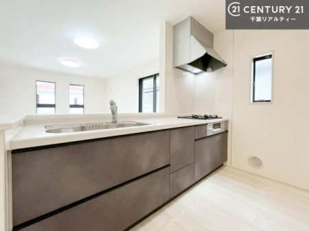 �L�b�`�� ��l�C�̑Ζʎ��V�X�e���L�b�`�����̗p���Ă��܂��I���Ƒ��̃R�~���j�P�[�V���������R�Ƒ�����݌v�ł��B
���q�l�ɂ��ڂ��͂��̂Ŋ������ł��ˁI�L�X�g���ĉ��K�ō�Ƃ��i�݂܂��B