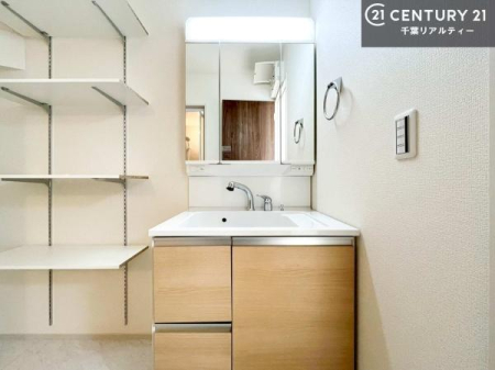 ���ʑ�E���ʏ� �O�ʋ��d�l�̐��ʏ��́A�g�����Ȃ݂����₷������I���͎��[�ɂȂ��Ă��܂��B�h���C���[�₨���ϓ����Еt������̂Ő��ʑ������X�b�L���ƌ����邱�Ƃ��o���܂��I