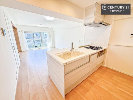 �L�b�`�� ��l�C�̑Ζʎ��V�X�e���L�b�`�����̗p���Ă��܂��I���Ƒ��̃R�~���j�P�[�V���������R�Ƒ�����݌v�ł��B
���q�l�ɂ��ڂ��͂��̂Ŋ������ł��ˁI�L�X�g���ĉ��K�ō�Ƃ��i�݂܂��B