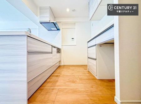 �L�b�`�� ��l�C�̑Ζʎ��V�X�e���L�b�`�����̗p���Ă��܂��I���Ƒ��̃R�~���j�P�[�V���������R�Ƒ�����݌v�ł��B
���q�l�ɂ��ڂ��͂��̂Ŋ������ł��ˁI�L�X�g���ĉ��K�ō�Ƃ��i�݂܂��B