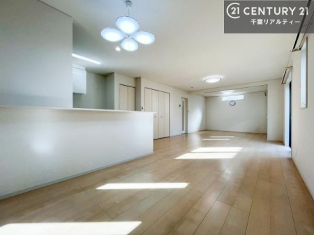 ���r���O ��؂ȉƑ����W�܂邩�炱��LDK�ɂ͂�����肽���B
�q�����������C�ɏ΂��Ȃ��瑖�����Ă���p�����������u�L���Ƃɂ��ėǂ������v�Ǝv���u�Ԃł��B