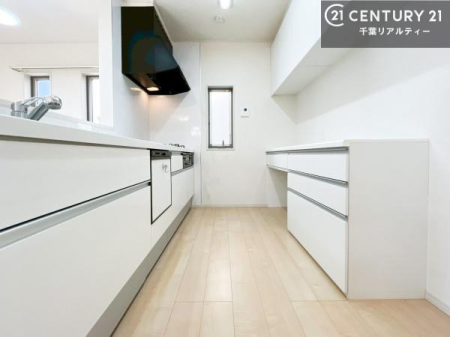 �L�b�`�� ��Ƃ肠�钲���X�y�[�X�ō�Ƃ����₷�����K�ȃL�b�`���ł��I
���q�l�ƈꏏ�ɂ��َq������y���߂�L�X�X�y�[�X�ł��B�y�����������ԂɂȂ肻���ł��ˁI