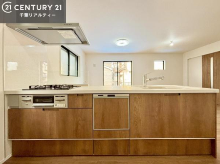 �L�b�`�� ��Ƃ肠�钲���X�y�[�X�ō�Ƃ����₷�����K�ȃL�b�`���ł��I
���q�l�ƈꏏ�ɂ��َq������y���߂�L�X�X�y�[�X�ł��B�y�����������ԂɂȂ肻���ł��ˁI