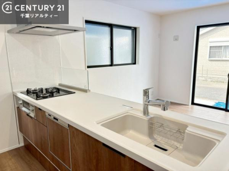 �L�b�`�� ��l�C�̑Ζʎ��V�X�e���L�b�`�����̗p���Ă��܂��I���Ƒ��̃R�~���j�P�[�V���������R�Ƒ�����݌v�ł��B
���q�l�ɂ��ڂ��͂��̂Ŋ������ł��ˁI�L�X�g���ĉ��K�ō�Ƃ��i�݂܂��B