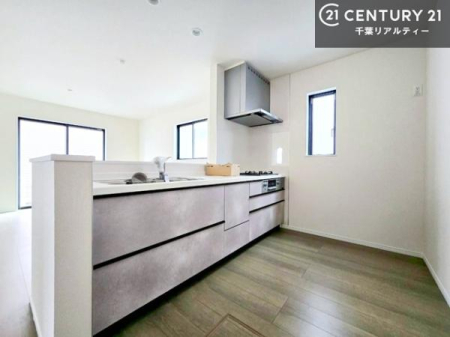 �L�b�`�� ��l�C�̑Ζʎ��V�X�e���L�b�`�����̗p���Ă��܂��I���Ƒ��̃R�~���j�P�[�V���������R�Ƒ�����݌v�ł��B
���q�l�ɂ��ڂ��͂��̂Ŋ������ł��ˁI�L�X�g���ĉ��K�ō�Ƃ��i�݂܂��B