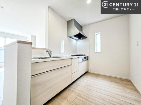 �L�b�`�� ��l�C�̑Ζʎ��V�X�e���L�b�`�����̗p���Ă��܂��I���Ƒ��̃R�~���j�P�[�V���������R�Ƒ�����݌v�ł��B
���q�l�ɂ��ڂ��͂��̂Ŋ������ł��ˁI�L�X�g���ĉ��K�ō�Ƃ��i�݂܂��B