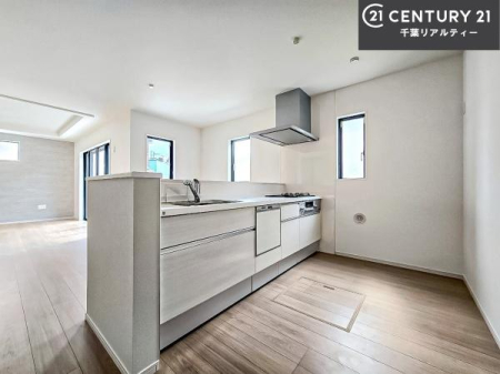 �L�b�`�� ��l�C�̑Ζʎ��V�X�e���L�b�`�����̗p���Ă��܂��I���Ƒ��̃R�~���j�P�[�V���������R�Ƒ�����݌v�ł��B
���q�l�ɂ��ڂ��͂��̂Ŋ������ł��ˁI�L�X�g���ĉ��K�ō�Ƃ��i�݂܂��B