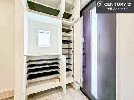 ���� �V���[�Y�{�b�N�X�t���B���ւ��Еt�����|�������₷���ł��I
�X�b�L���������ւŌ˂��J�����u�ԁA�������̂���S�n������Ԃ��o�}���Ă���܂��B