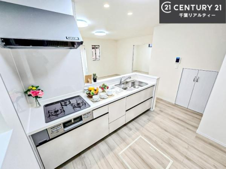 �L�b�`�� ��Ƃ肠�钲���X�y�[�X�ō�Ƃ����₷�����K�ȃL�b�`���ł��I
���q�l�ƈꏏ�ɂ��َq������y���߂�L�X�X�y�[�X�ł��B�y�����������ԂɂȂ肻���ł��ˁI