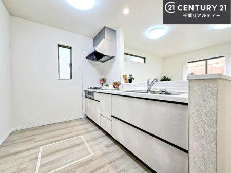 �L�b�`�� ��l�C�̑Ζʎ��V�X�e���L�b�`�����̗p���Ă��܂��I���Ƒ��̃R�~���j�P�[�V���������R�Ƒ�����݌v�ł��B
���q�l�ɂ��ڂ��͂��̂Ŋ������ł��ˁI�L�X�g���ĉ��K�ō�Ƃ��i�݂܂��B