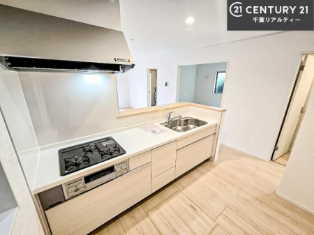 �L�b�`�� ��Ƃ肠�钲���X�y�[�X�ō�Ƃ����₷�����K�ȃL�b�`���ł��I
���q�l�ƈꏏ�ɂ��َq������y���߂�L�X�X�y�[�X�ł��B�y�����������ԂɂȂ肻���ł��ˁI