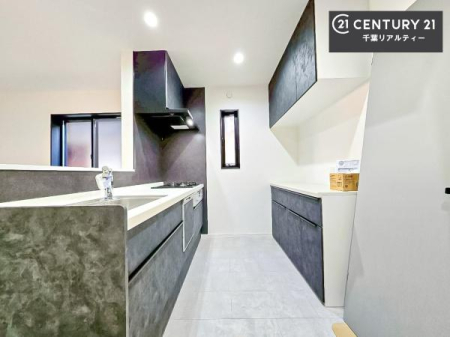 �L�b�`�� �J�b�v�{�[�h�t���̃L�b�`���ł��I
�L�b�`���͉����ƃK�`���K�`���������ł��B�d�q�����W�␆�ъ���u���܂����A��������̐H��͒I�Ɏ��[���\�ł��I