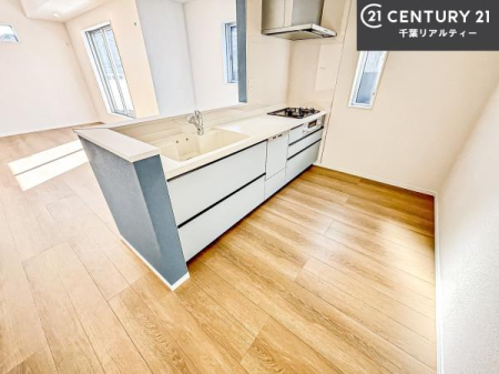 �L�b�`�� ��l�C�̑Ζʎ��V�X�e���L�b�`�����̗p���Ă��܂��I���Ƒ��̃R�~���j�P�[�V���������R�Ƒ�����݌v�ł��B
���q�l�ɂ��ڂ��͂��̂Ŋ������ł��ˁI�L�X�g���ĉ��K�ɍ�Ƃ��i�݂܂��B