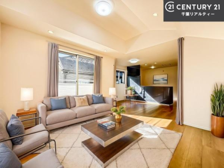 ���r���O �Ƌ��CG�p�[�X�ł��B��؂ȉƑ����W�܂邩�炱��LDK�ɂ͂�����肽���B
�q�����������C�ɏ΂��Ȃ��瑖�����Ă���p�����������u�L���Ƃɂ��ėǂ������v�Ǝv���u�Ԃł��B