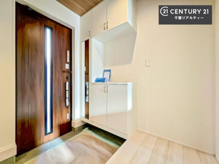 ���� �V���[�Y�{�b�N�X�t���Ȃ̂ŁA���ւ��Еt�����|�������₷���ł��I
�X�b�L���������ւŌ˂��J�����u�ԁA�������̂���S�n������Ԃ��o�}���Ă���܂��B