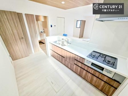 �L�b�`�� ��l�C�̑Ζʎ��V�X�e���L�b�`�����̗p���Ă��܂��I���Ƒ��̃R�~���j�P�[�V���������R�Ƒ�����݌v�ł��B
���q�l�ɂ��ڂ��͂��̂Ŋ������ł��ˁI�L�X�g���ĉ��K�ɍ�Ƃ��i�݂܂��B