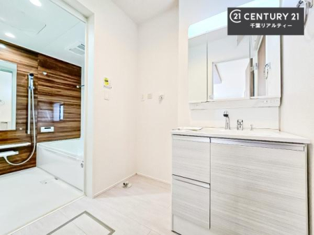 ���ʑ�E���ʏ� �O�ʋ��d�l�̐��ʏ��́A�g�����Ȃ݂����₷������I���͎��[�ɂȂ��Ă��܂��B�h���C���[�₨���ϓ����Еt������̂Ő��ʑ������X�b�L���ƌ����邱�Ƃ��o���܂��I