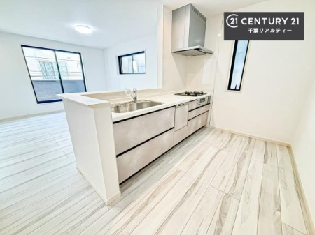 �L�b�`�� ��Ƃ肠�钲���X�y�[�X�ō�Ƃ����₷�����K�ȃL�b�`���ł��I
���q�l�ƈꏏ�ɂ��َq������y���߂�L�X�X�y�[�X�ł��B�y�����������ԂɂȂ肻���ł��ˁI