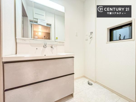 ���ʑ�E���ʏ� �O�ʋ��d�l�̐��ʏ��́A�g�����Ȃ݂����₷������I���͎��[�ɂȂ��Ă��܂��B�h���C���[�₨���ϓ����Еt������̂Ő��ʑ������X�b�L���ƌ����邱�Ƃ��o���܂��I