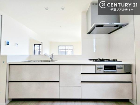 �L�b�`�� ��l�C�̑Ζʎ��V�X�e���L�b�`�����̗p���Ă��܂��I���Ƒ��̃R�~���j�P�[�V���������R�Ƒ�����݌v�ł��B
���q�l�ɂ��ڂ��͂��̂Ŋ������ł��ˁI�L�X�g���ĉ��K�ō�Ƃ��i�݂܂��B