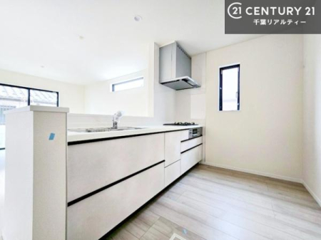 �L�b�`�� ��l�C�̑Ζʎ��V�X�e���L�b�`�����̗p���Ă��܂��I���Ƒ��̃R�~���j�P�[�V���������R�Ƒ�����݌v�ł��B
���q�l�ɂ��ڂ��͂��̂Ŋ������ł��ˁI�L�X�g���ĉ��K�ō�Ƃ��i�݂܂��B