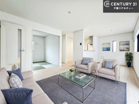 ���r���O �Ƌ��CG�p�[�X�ł��B�J�����̂���L�XLDK�I�\�t�@�[��_�C�j���O�e�[�u����u���Ă������ɂȂ�Ȃ��̂ŉ��K�ɉ߂����܂��I�R�~���j�P�[�V���������₷�����r���O�ł��I