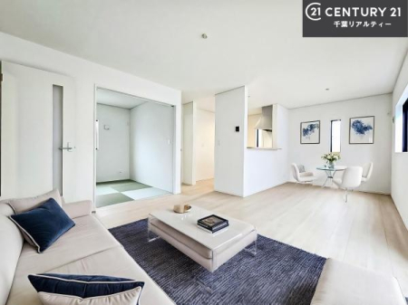 ���r���O �Ƌ��CG�p�[�X�ł��B�J�����̂���L�XLDK�I�\�t�@�[��_�C�j���O�e�[�u����u���Ă������ɂȂ�Ȃ��̂ŉ��K�ɉ߂����܂��I�R�~���j�P�[�V���������₷�����r���O�ł��I