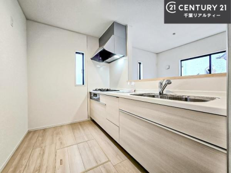 �L�b�`�� ��l�C�̑Ζʎ��V�X�e���L�b�`�����̗p���Ă��܂��I���Ƒ��̃R�~���j�P�[�V���������R�Ƒ�����݌v�ł��B
���q�l�ɂ��ڂ��͂��̂Ŋ������ł��ˁI�L�X�g���ĉ��K�ō�Ƃ��i�݂܂��B