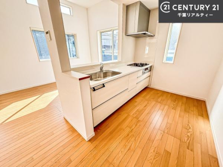 �L�b�`�� ��l�C�̑Ζʎ��V�X�e���L�b�`�����̗p���Ă��܂��I���Ƒ��̃R�~���j�P�[�V���������R�Ƒ�����݌v�ł��B
���q�l�ɂ��ڂ��͂��̂Ŋ������ł��ˁB�L�X�g���ĉ��K�ɍ�Ƃ��i�݂܂��B