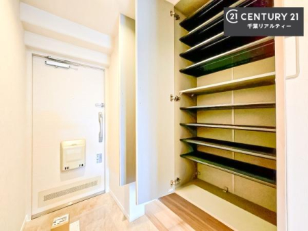 ���� �V���[�Y�{�b�N�X�t���Ȃ̂ŁA���ւ��Еt�����|�������₷���ł��I
�X�b�L���������ւŌ˂��J�����u�ԁA�������̂���S�n������Ԃ��o�}���Ă���܂��B