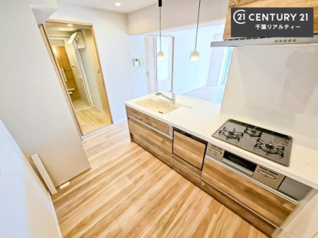 �L�b�`�� ��l�C�̑Ζʎ��V�X�e���L�b�`�����̗p���Ă��܂��I���Ƒ��̃R�~���j�P�[�V���������R�Ƒ�����݌v�ł��B
���q�l�ɂ��ڂ��͂��̂Ŋ������ł��ˁI�L�X�g���ĉ��K�ɍ�Ƃ��i�݂܂��B