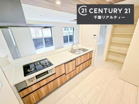 �L�b�`�� ��l�C�̑Ζʎ��V�X�e���L�b�`�����̗p���Ă��܂��I���Ƒ��̃R�~���j�P�[�V���������R�Ƒ�����݌v�ł��B
���q�l�ɂ��ڂ��͂��̂Ŋ������ł��ˁI�L�X�g���ĉ��K�ō�Ƃ��i�݂܂��B