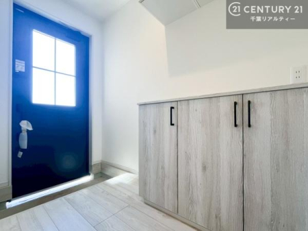 ���� �V���[�Y�{�b�N�X�t���B���ւ��Еt�����|�������₷���ł��I
�X�b�L���������ւŌ˂��J�����u�ԁA�������̂���S�n������Ԃ��o�}���Ă���܂��B